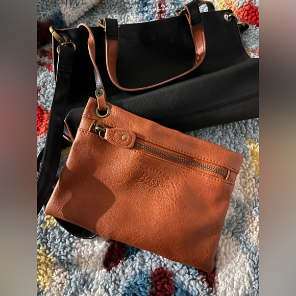 ❌SOLD❌Bass leather black/tan reversible crossbody purse - Picture 3 of 4